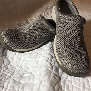 Merrill clog worn 3-4 times. Excellent condition